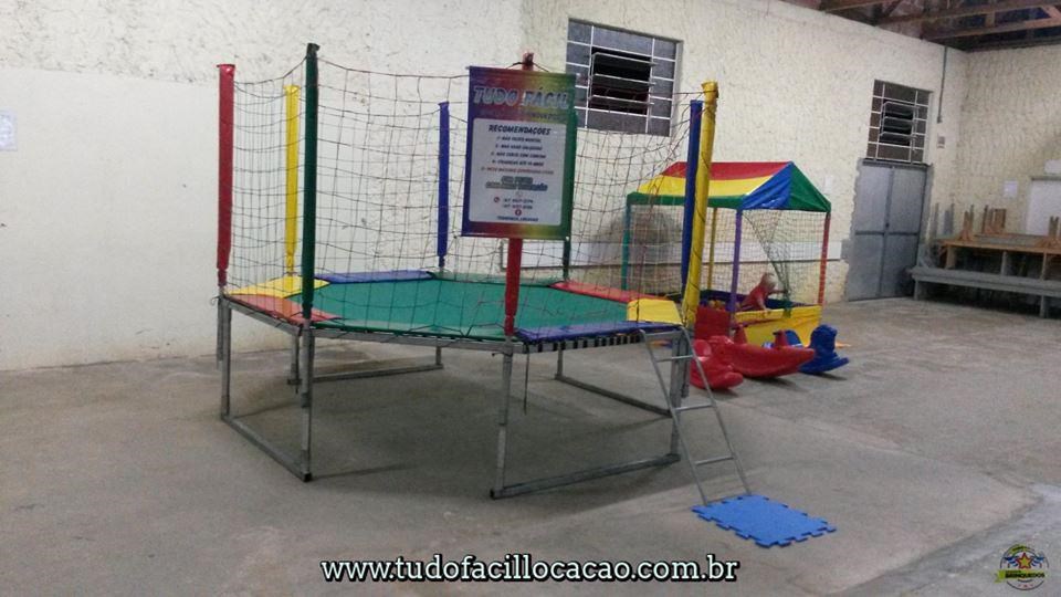 Cama elástica média mais piscina de bolinhas e cavalinhos